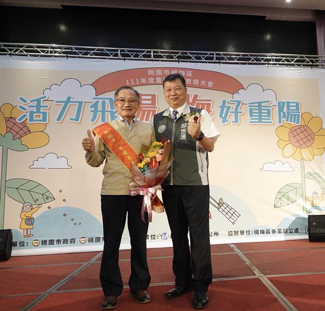 今年68歲的郭益輝（左）獲頒市級長青楷模。（蔡明亘攝）