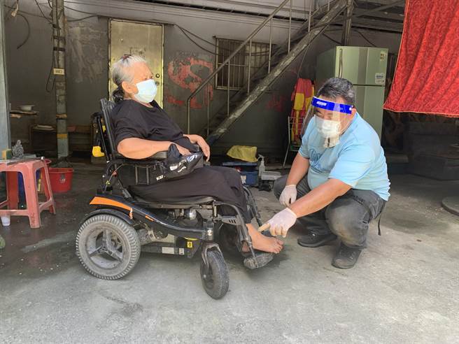 花莲门诺医院承接花莲县辅具资源中心，近2年不受疫情影响，翻山越岭、深入偏乡，并穿着齐全的防护装备，替案家修缮辅具，让身障者能获得更好的服务与资源。（门诺医院提供／罗亦晽花莲传真）