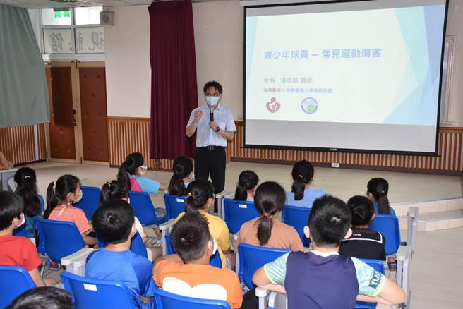 头份新兴国小校长谢植冈非常重视小朋友体能运动发展。（谢明俊摄）