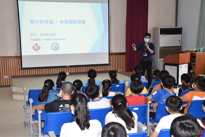 头份为恭医院骨科医师张皓维教导新兴国小学生运动生理学。（谢明俊摄）