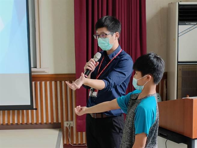 头份为恭医院骨科医师张皓维替新兴国小学生做基本健检。（谢明俊摄）