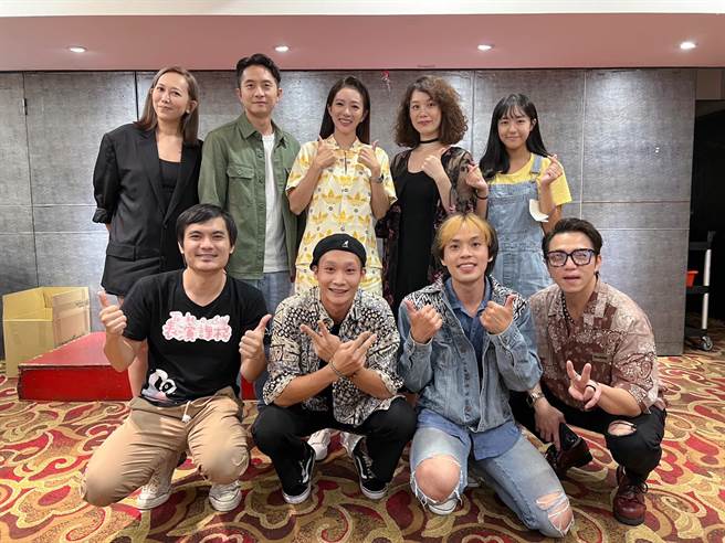 《凤姐》近日举行杀青宴，左上起玛菲司、导演邱新达、高宇蓁、许乃涵、麦语彤；左下起郭耀仁、黄冠智、蔡哲文、大飞。（马棋朵数位影像提供）