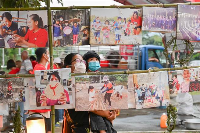 「小林大武壠族夜祭」现场亦展出大武壠族工艺特展，展现族群文化交流及復振的成果。（高市文化局提供／袁庭尧高雄传真）