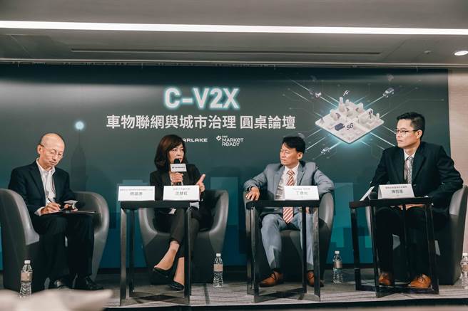 沈慧虹（左二）4日受邀出席「车物联网论坛」，畅谈智慧交通。（沈慧虹竞办提供／陈育贤新竹传真）
