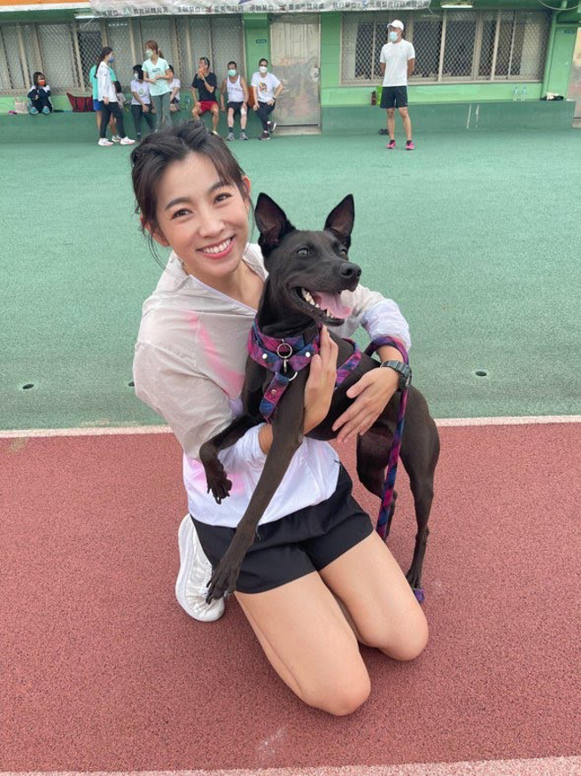 黄伟哲在世界黑狗日当天，在个人IG平台po出一则他跟爱犬妞妞的影片，意外引来艺人米可白的留言。(翻摄自黄伟哲IG)