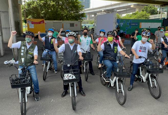 记者会后还一同骑乘电动辅助自行车，宣示「E骑动起来、E起拚未来」决心。（李奇叡摄）