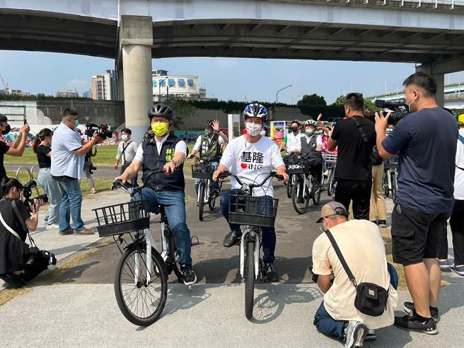 林佳龙、蔡适应骑在前头，缓缓骑向终点。（李奇叡摄）