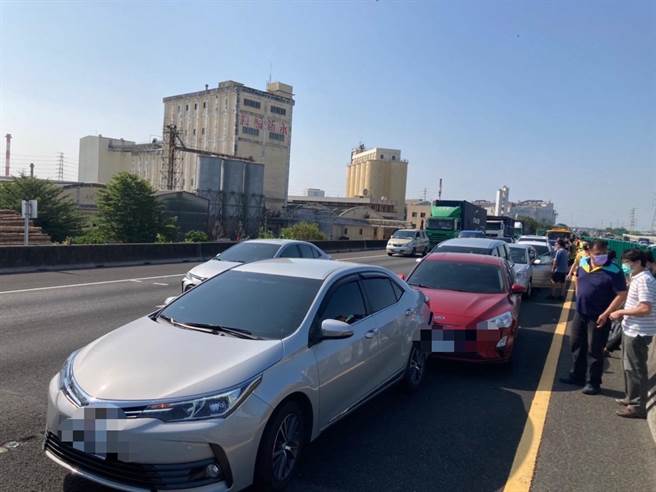 国1南向345公里冈山路段今（4）日下午发生两起连环追撞事故，幸无人受伤。（翻摄照片／林瑞益高雄传真）