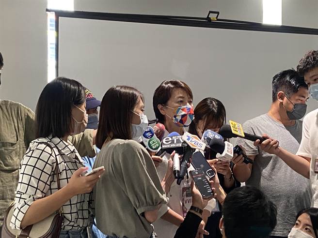 无党籍台北市长参选人黄珊珊今前往参观都更愿景馆，会前受访。（陈薏云摄）