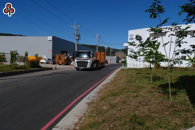 中央流行疫情指揮中心曾在去年實施三級警戒，使部分製造業、批發業、零售業及倉儲業人手不足，今年更因每天上萬人確診，使這些行業輪班時難以排班。（報系資料照）