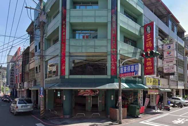 一名网友发现三妈总店一锅大肠臭臭锅要160元，与原先宣布涨价20元后一锅是150元的价格不一样。(摄自google map)