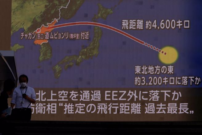北韓今天發射一枚中程彈道飛彈（IRBM）飛越日本上空，促使東京當局罕見啟動「全國瞬時警報系統」（J-Alert）向日本北部和東北部居民示警，要他們尋找掩護。(圖/路透社)