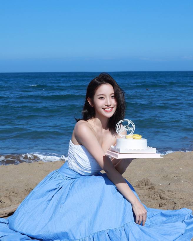 蔡瑞雪一身蓝白搭配，非常应景海边的美丽景色。(图/蔡瑞雪 IG)