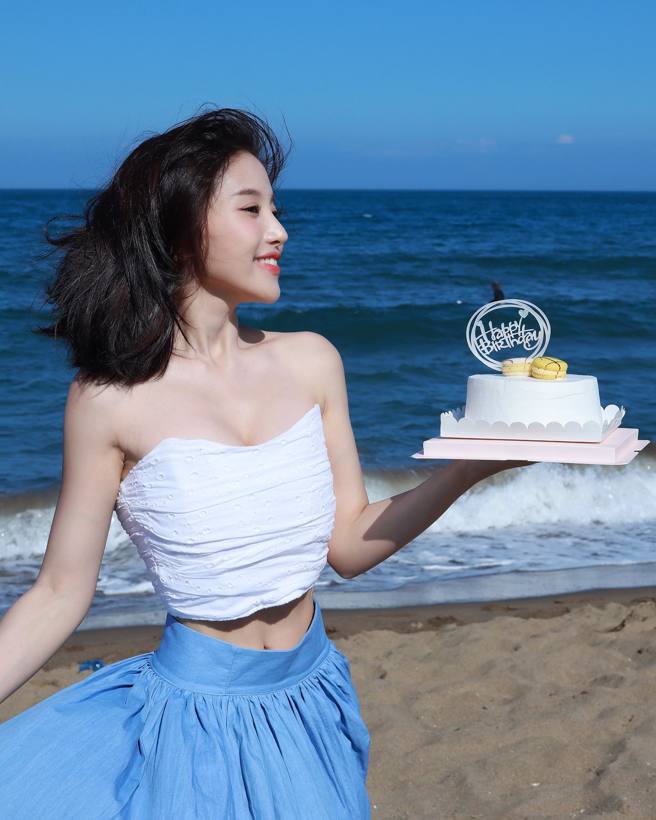 蔡瑞雪站起身时，中空露出纤细腰身非常性感。(图/蔡瑞雪 IG)