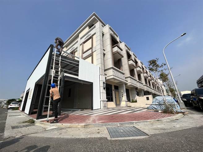 彰化县彰化市平顺街一处新落成的高级透天厝，屋主加盖铁皮，竟然直接将铁皮屋盖在人行道上，就像直接「吃掉」整个人行道。（公所提供／吴建辉彰化传真）