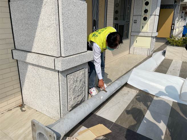 经过新闻披露后，4日屋主自拆，将土地还给民眾，但屋主认为遭建商欺骗，土地用钱买的，合法持有土地，却被认定违建，只好捐出土地当做公益。（公所提供／吴建辉彰化传真）