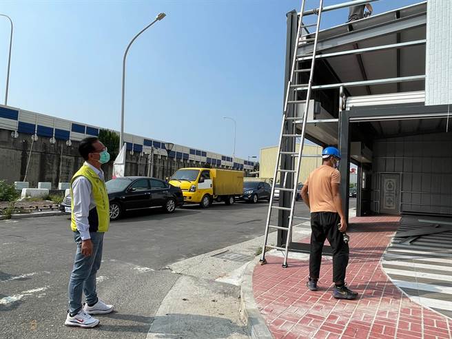 屋主解释，房子土地坪数是31坪，盖车库的空地有29坪，都是合法，但不知道加盖铁皮车库会违法，还闹上新闻，造成这么严重的结果。（公所提供／吴建辉彰化传真）