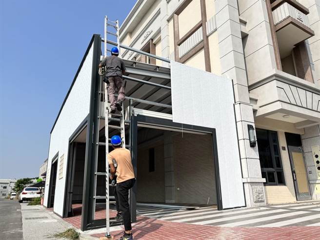 彰化市公所表示，经县府认定是违章建筑后，因车库未取得合法建照，因此屋主从善如流，透过媒体与社会大眾致歉，因不懂法律造成社会纷扰，因此主动拆除。（公所提供／吴建辉彰化传真）