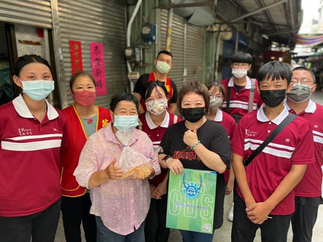 侨泰中学进修部主任郭小萍4日一早率领同学，偕同华山社工一同前进社区，致赠师生制作的「侨包」与饼乾给社区弱势长辈，祝贺长辈重阳节快乐。（侨泰高中提供／潘虹恩台中传真）