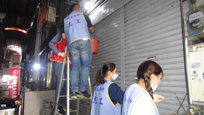 日前侨泰高中师长携手华山基金会，带领扶少团志工前往南区独居老人家中，协助环境清洁。（侨泰高中提供／潘虹恩台中传真）