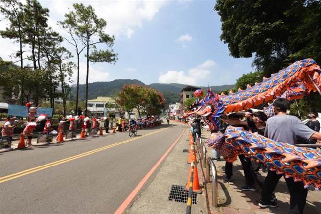2022国际自由车环岛公路大赛第3站「浪漫台3线站」，全部选手衝刺经过南庄游客中心。（苗栗县政府提供／谢明俊苗栗传真）