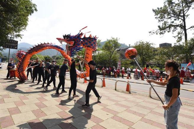 2022国际自由车环岛公路大赛第3站「浪漫台3线站」，全部选手衝刺经过南庄游客中心，苗栗县政府准备龙队替选手们加油。（苗栗县政府提供／谢明俊苗栗传真）