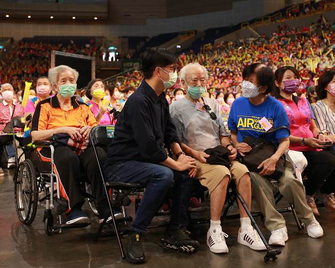 高雄市长陈其迈（前左）4日在重阳敬老活动向长辈问好。（高雄市社会局提供／林瑞益高雄传真）