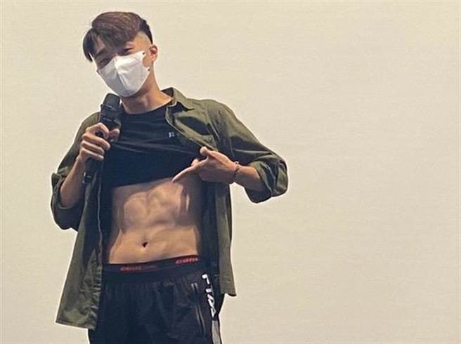 减重有成的急诊护理师李育丞，大秀瘦身后的好身材。（杨舒婷摄）