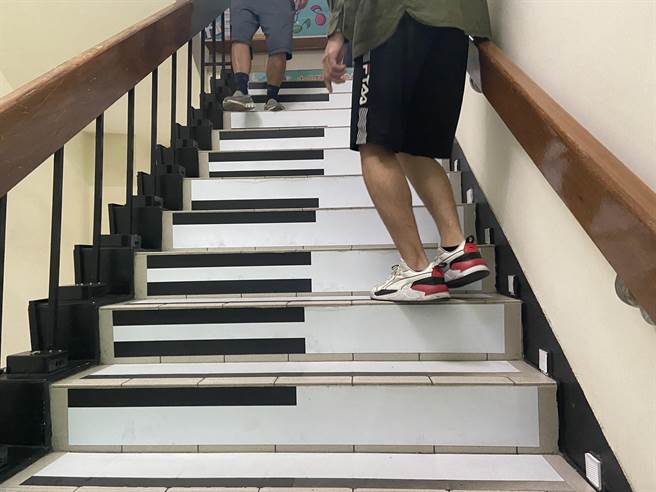 大同医院设立钢琴楼梯间，每一阶都为不同音阶，增添健走的趣味性。（杨舒婷摄）
