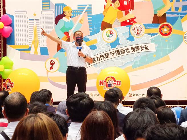 侯友宜强调未来市府会持续和业界并肩作战。（新北市消防局提供／李奇叡新北传真）