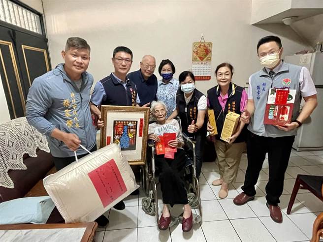 头份市长罗雪珠连日偕同市代表及里长探视辖内百岁人瑞。（头份市公所提供／谢明俊苗栗传真）