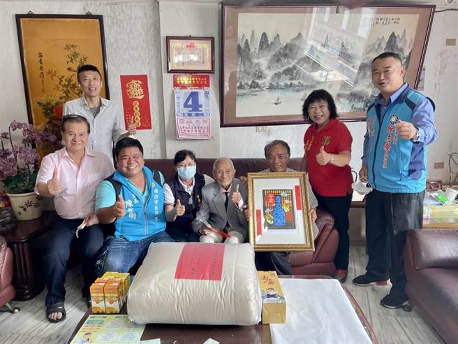 头份市长罗雪珠连日偕同市代表及里长探视辖内百岁人瑞。（头份市公所提供／谢明俊苗栗传真）