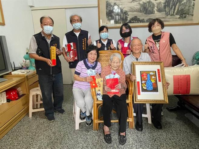头份市长罗雪珠连日偕同市代表及里长探视辖内百岁人瑞。（头份市公所提供／谢明俊苗栗传真）