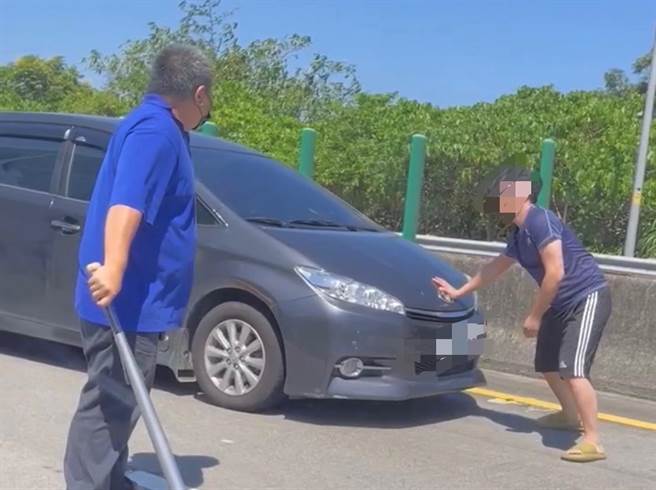 疑似雙方互按喇叭引發衝突，1輛白色自小客車與1輛遊覽車，竟將車停在高速公路上，雙雙駕駛下車上演全武行。（民眾提供／吳佩蓉宜蘭傳真）