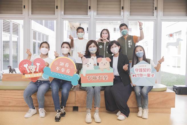 今天是世界動物日，沈慧虹（中）特別與立委蘇巧慧（右二）合體，參訪動物保護教育園區。（陳育賢攝）