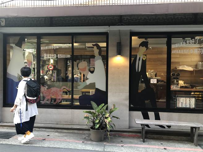艺术家贾茜茹以〈回家前的小时光〉为题，将士林夜市灯火通明的景象，透过身着西服的人影，在玻璃橱窗上重现。（张芷瑜摄）