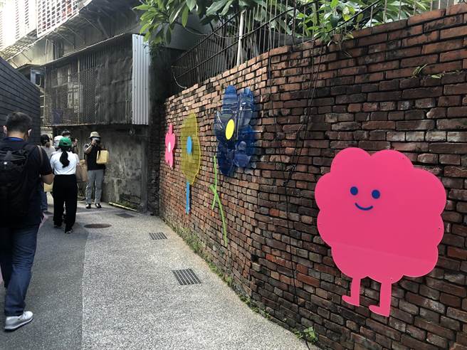 设计师Misc打造作品〈探探桃花巷〉，以桃花的意象，为巷内注入光与色彩。（张芷瑜摄）