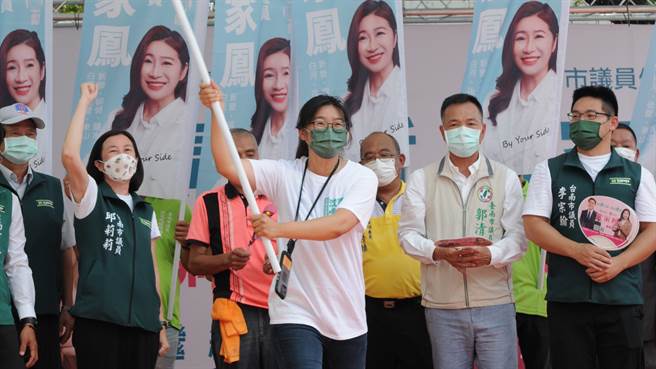 沈家凤（中）对于近来对手挂看板检视政绩，多採冷处理，避免直接跟对手硬碰硬。（沈家凤服务处提供／张毓翎台南传真）