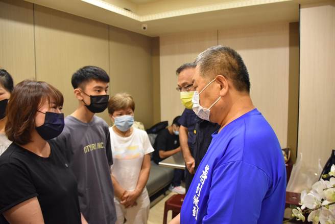 新北市三重警分局大同派出所警員蘇文明在9月29日凌晨處理一起自焚死亡案件返所後感到身體不適，未料就醫完畢返家休養一日後仍不幸離世，享年48歲，新北市議長蔣根煌(前排右)4日由三重分局長陳永昌陪同前往靈堂上香致意。(三重警分局提供)