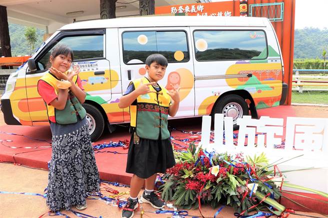 屏东来义乡公所向公路总局争取1辆8人座小巴「小旋风」，解决学生上课问题。（谢佳潾摄）