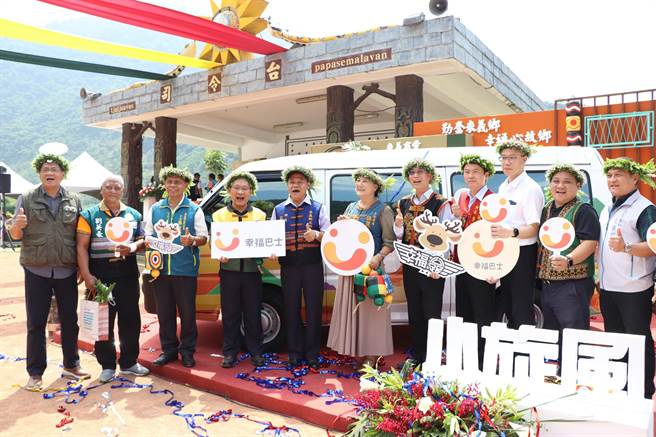 屏东来义乡公所向公路总局争取1辆8人座小巴「小旋风」，解决学生上课问题。（谢佳潾摄）