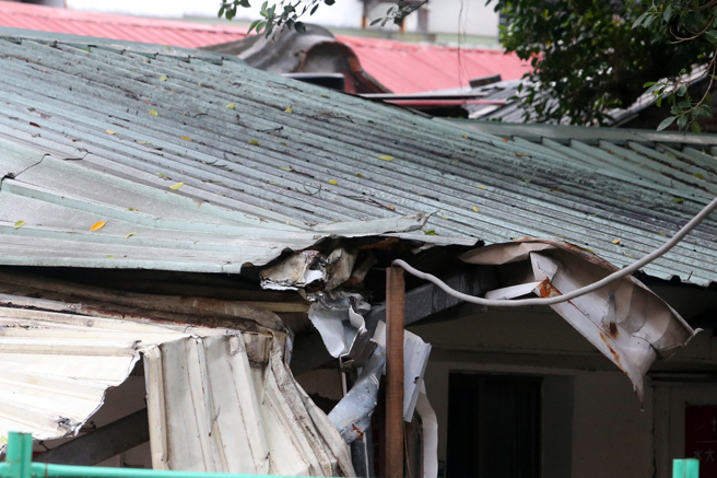 在台灣仍有些許老舊房屋頂使用鐵皮加蓋採石棉材。（本報資料照/趙雙傑攝）