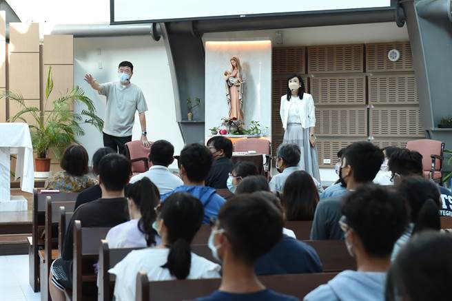 静宜大学宗教辅导室邀请知名主播方念华与台北总教区华山救世主堂主任司铎程若石神父精彩对谈！(静宜大学提供) 