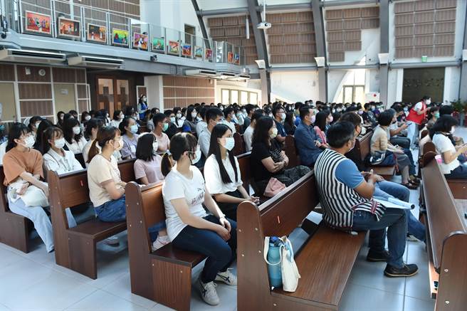 静宜大学透过「一『念』之间的旅『程』」讲座，针对青年在生活中遇到的问题，提出不同的观点及思考面向。(静宜大学提供) 