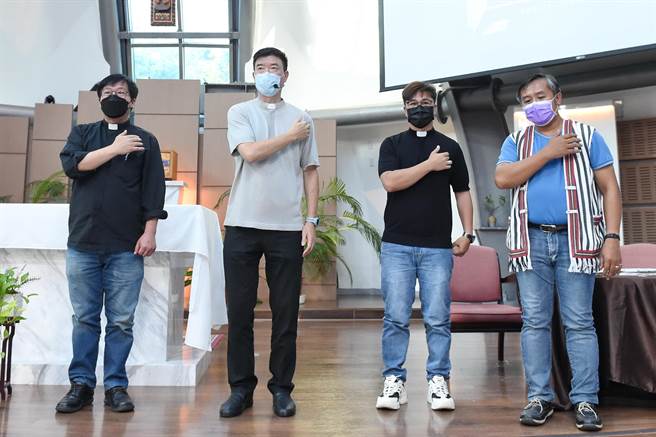 杨安仁神父、程若石神父、宋津翰神父及林贵明神父（由左至右），教导大家划十字圣号祈祷！ (静宜大学提供) 