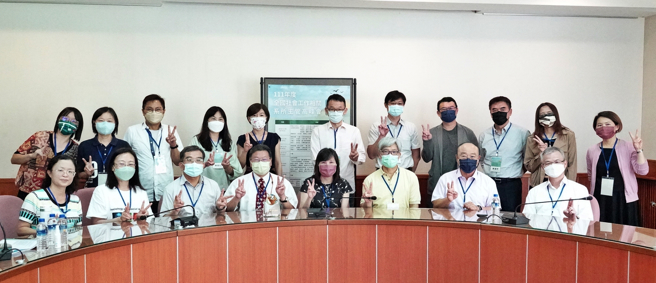 111年度全国社会工作相关系所主管高峰于9月30日佛光大学举行，超过20位专家学者们齐聚一堂，共同讨论社工高等教育的挑战与因应等议题。(照片/佛光大学提供)