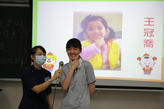 慈诚爸爸、懿德妈妈翻拍学生童年照片，设计慈懿日家聚桥段。(照片/慈济科大提供)