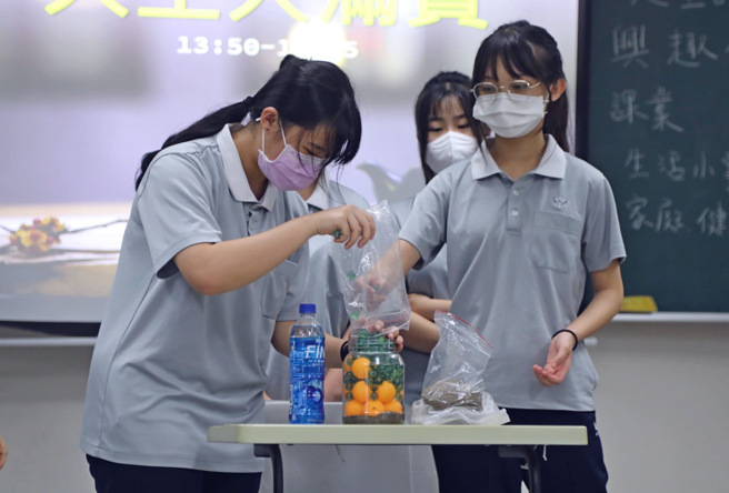 懿德妈妈将大道理包装成游戏，让孩子参与并分享心得。(照片/慈济科大提供)