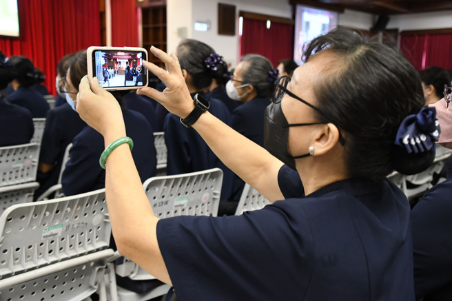 懿德妈妈贴心记录下孩子在台上的表演画面。(照片/慈济科大提供)