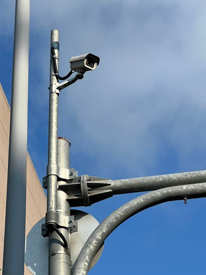 高雄市交通局3月底于渔港路、新生路段8处增设16套AI影像侦测器及10套VD侦测器，透过AI影像分析系统。此图为AI影像侦测器。（高雄市交通局提供／崔正纲高雄传真）